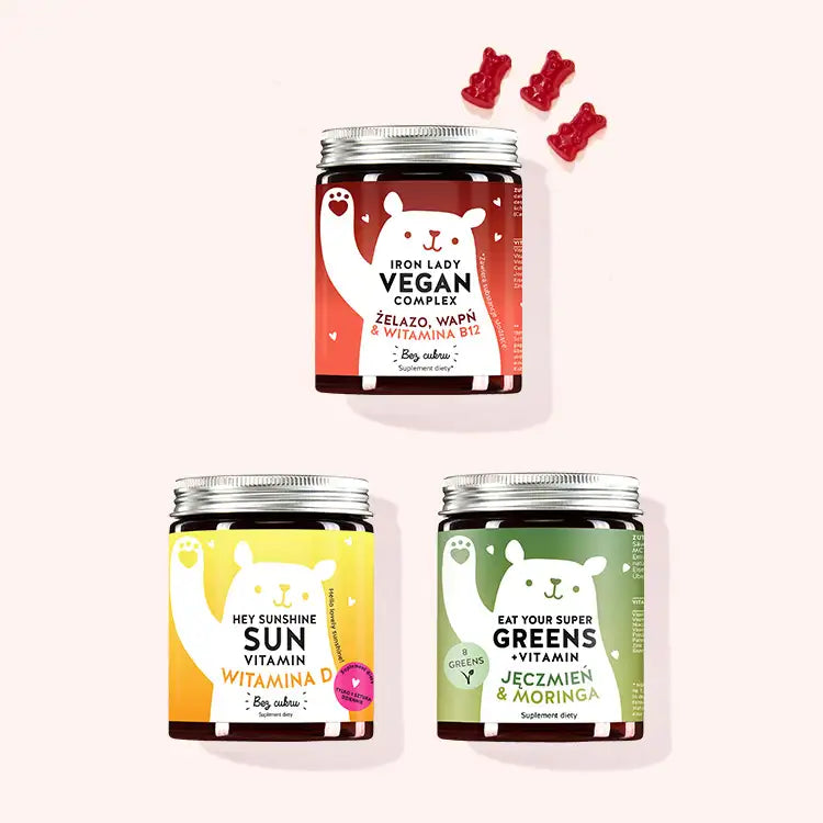 Zestaw 3 "Green Iron Boost" składający się z Iron Lady Vegan Vitamins z żelazem, Hey Sunshine Sun Vitamins z witaminą D i Eat your Super Greens Vitamins z trawą jęczmienną od Bears with Benefits.