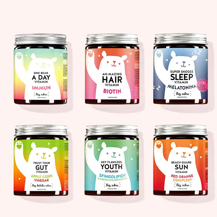 Zestaw "Misiowi bohaterzy’" 6 składający się z Ah-mazing Hair witamin, One Bear A Day witamin, Super Snooze Sleep witamin, Trust your gut witamin, Beach Guard Sun witamin i Hey Flawless Youth z Biotyna, Witamina E, Witamina D, Witamina C, Witamina A, Witamina B6, Witamina B2, Kwas Foliowy, Niacyna, Cynk, Jod, Witamina B4, Kwas Pantotenowy, Witamina B8, Melatonina, Ekstrakt z męczennicy, Witamina B12, Sok z buraka w proszku, Sproszkowany sok z granatu.